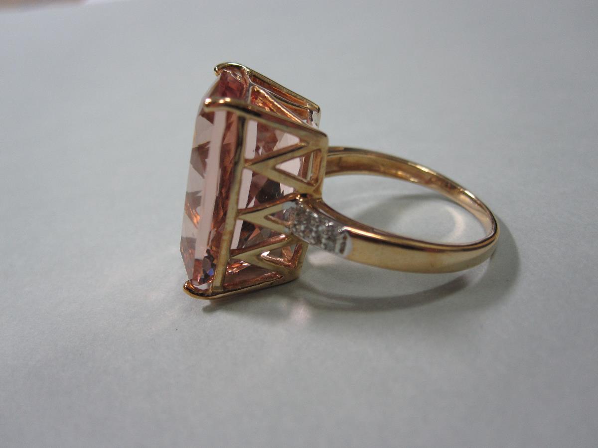 A morganite and diamond dress ring, the rectangular cushion shape harlequin cut morganite claw set - Bild 4 aus 6