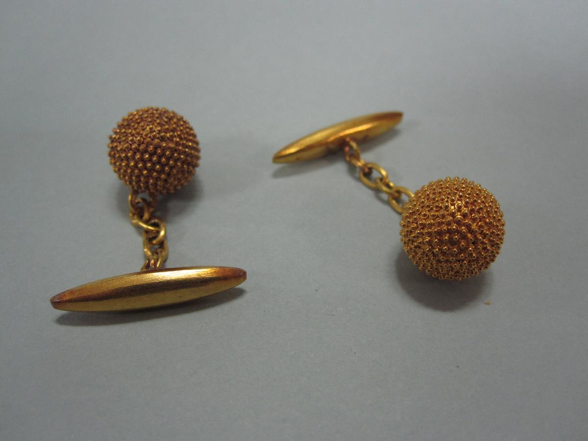 A pair of beaded ball cufflinks, each with a hollow 11mm ball entirely covered with granular - Bild 2 aus 2