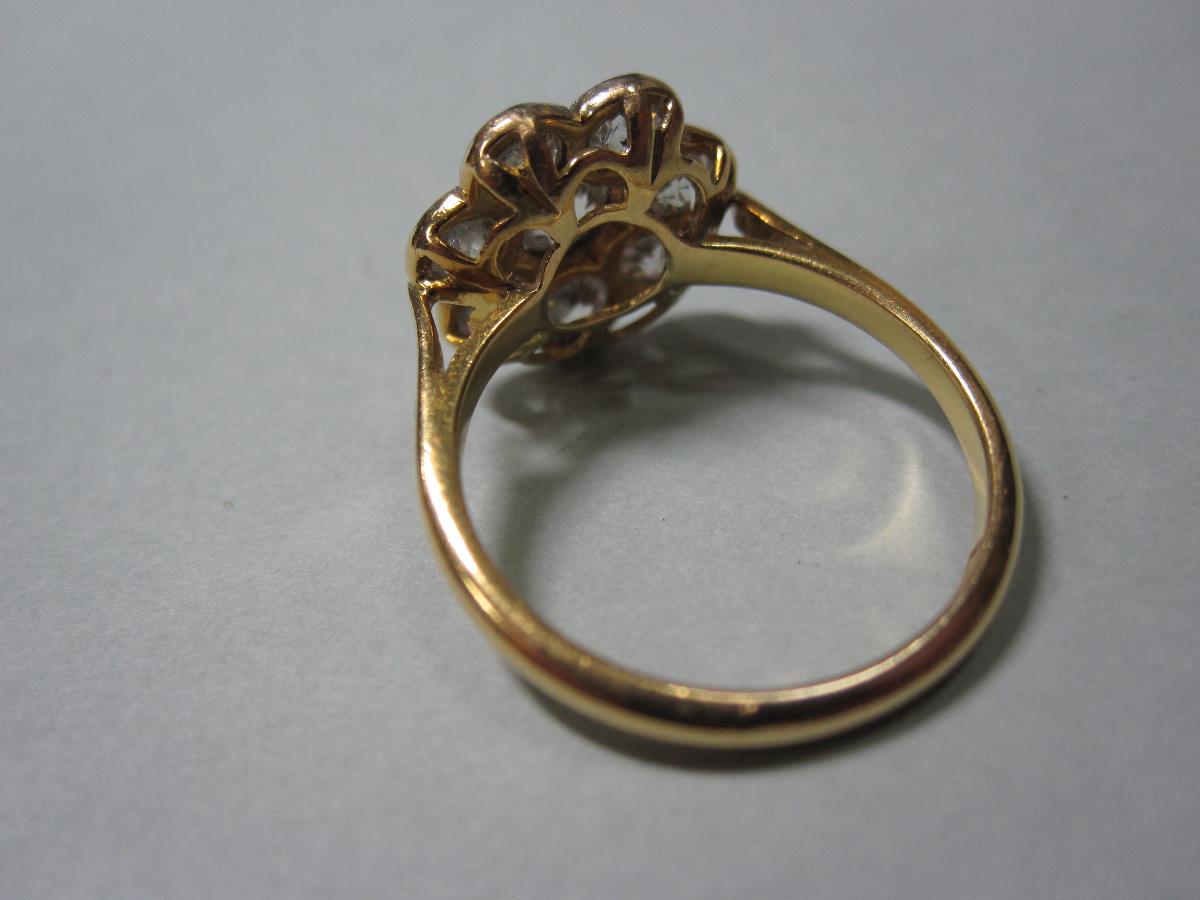 A diamond flowerhead cluster ring, composed of eight old round brilliant cut diamonds millegrain - Bild 4 aus 6