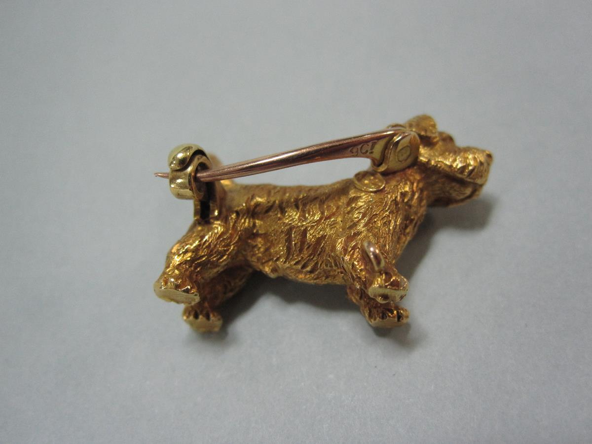 A vintage dog brooch, the realistically modelled and wire-hair textured standing Norfolk terrier, - Bild 3 aus 6