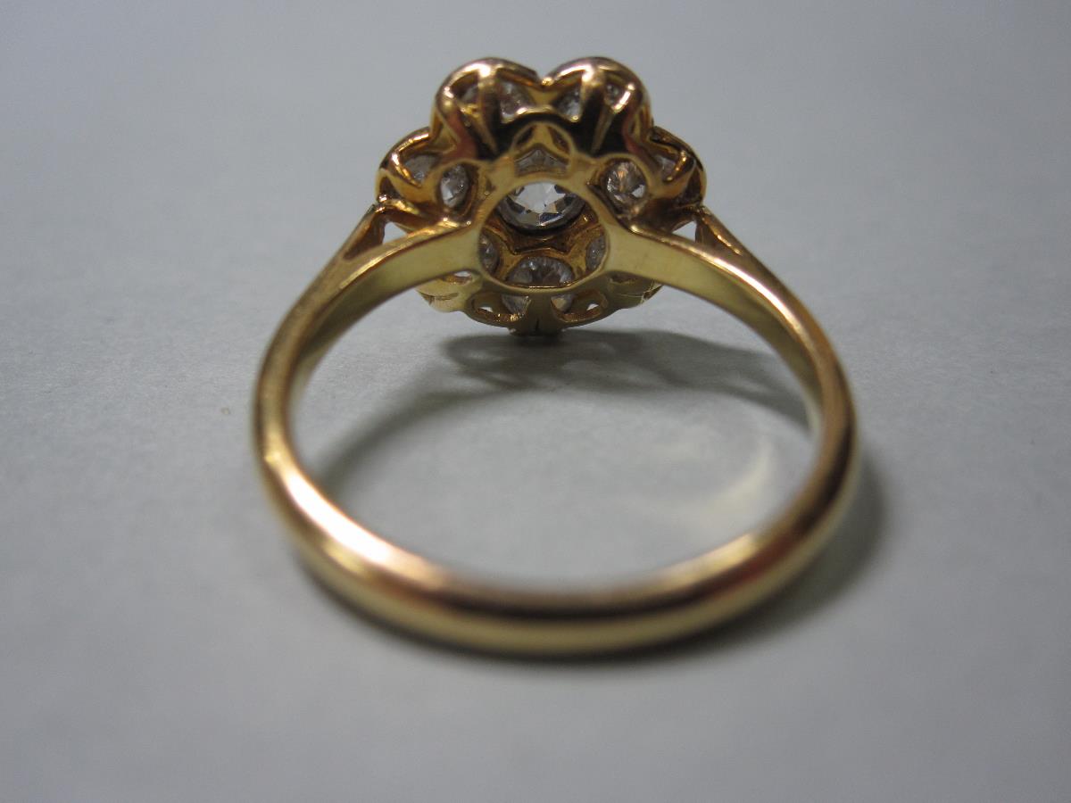 A diamond flowerhead cluster ring, composed of eight old round brilliant cut diamonds millegrain - Bild 5 aus 6