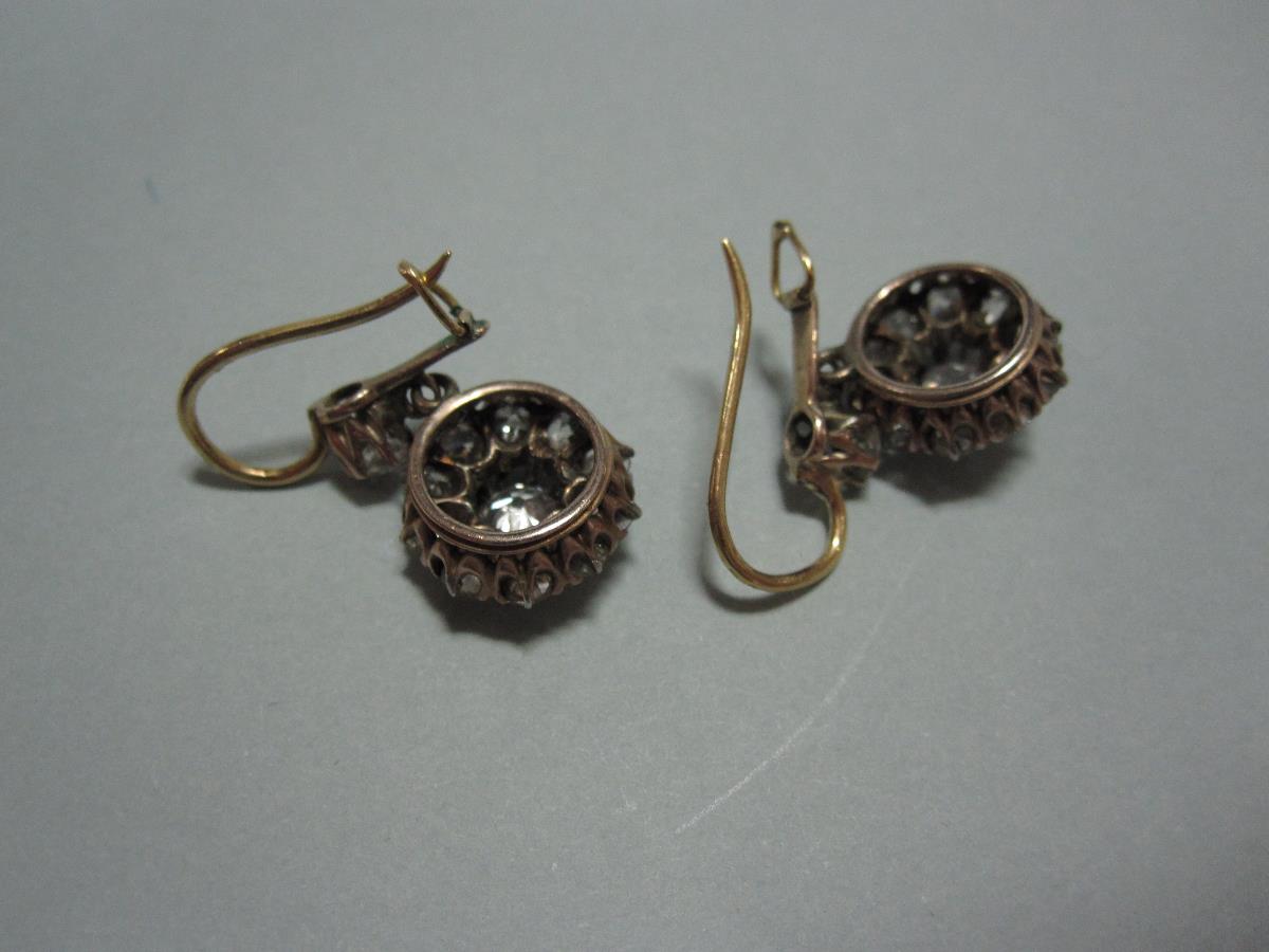 A pair of Victorian diamond cluster earpendants, each wire hook with safety catch, and claw set to - Bild 3 aus 4