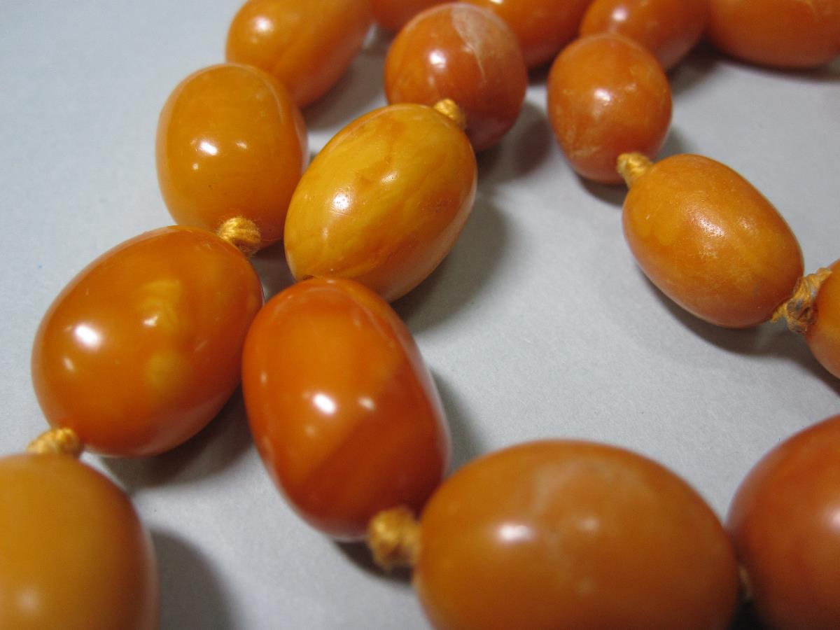 A vintage butterscotch amber bead necklace and another, the first of graduated 15-23mm long oval - Image 5 of 8