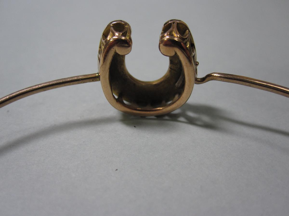 A pearl set horseshoe on a wire bangle, the horseshoe of unmarked yellow precious metal set with a - Bild 2 aus 4