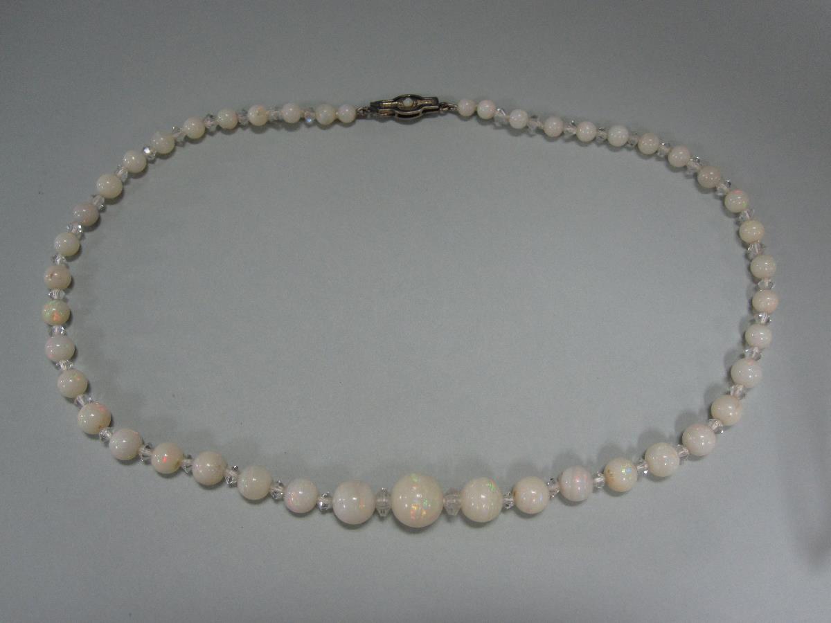 A graduated opal bead necklace, the 4-11mm round milky opal beads spaced principally by angled - Bild 3 aus 3