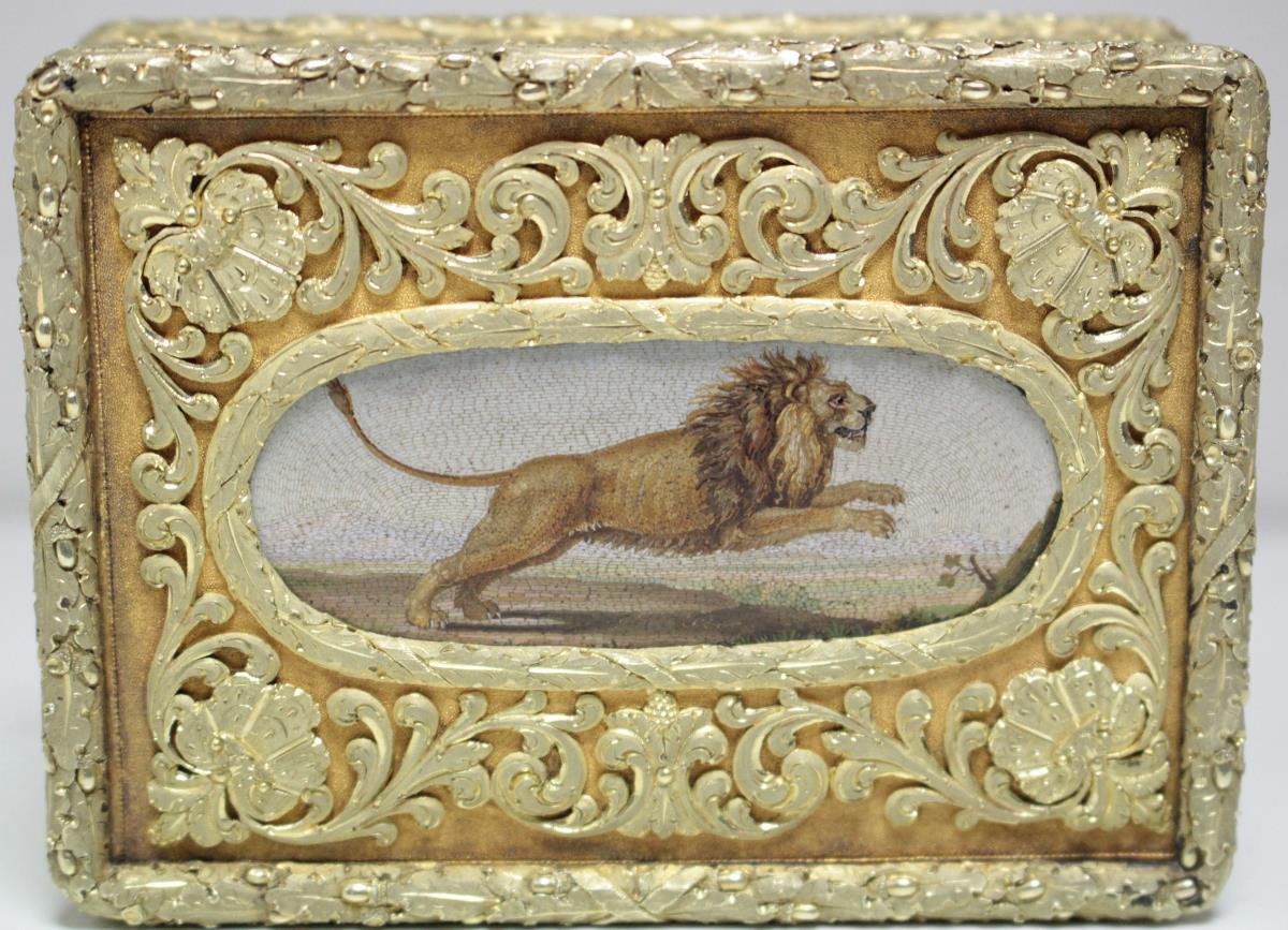 An 18ct gold cage work decorated snuff box, by Alexander J Strachan, London 1808, the cover inset - Image 4 of 9