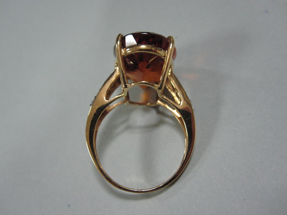 A citrine and diamond ring set in 18ct gold, the oval cut sherry coloured citrine held by four - Bild 4 aus 6