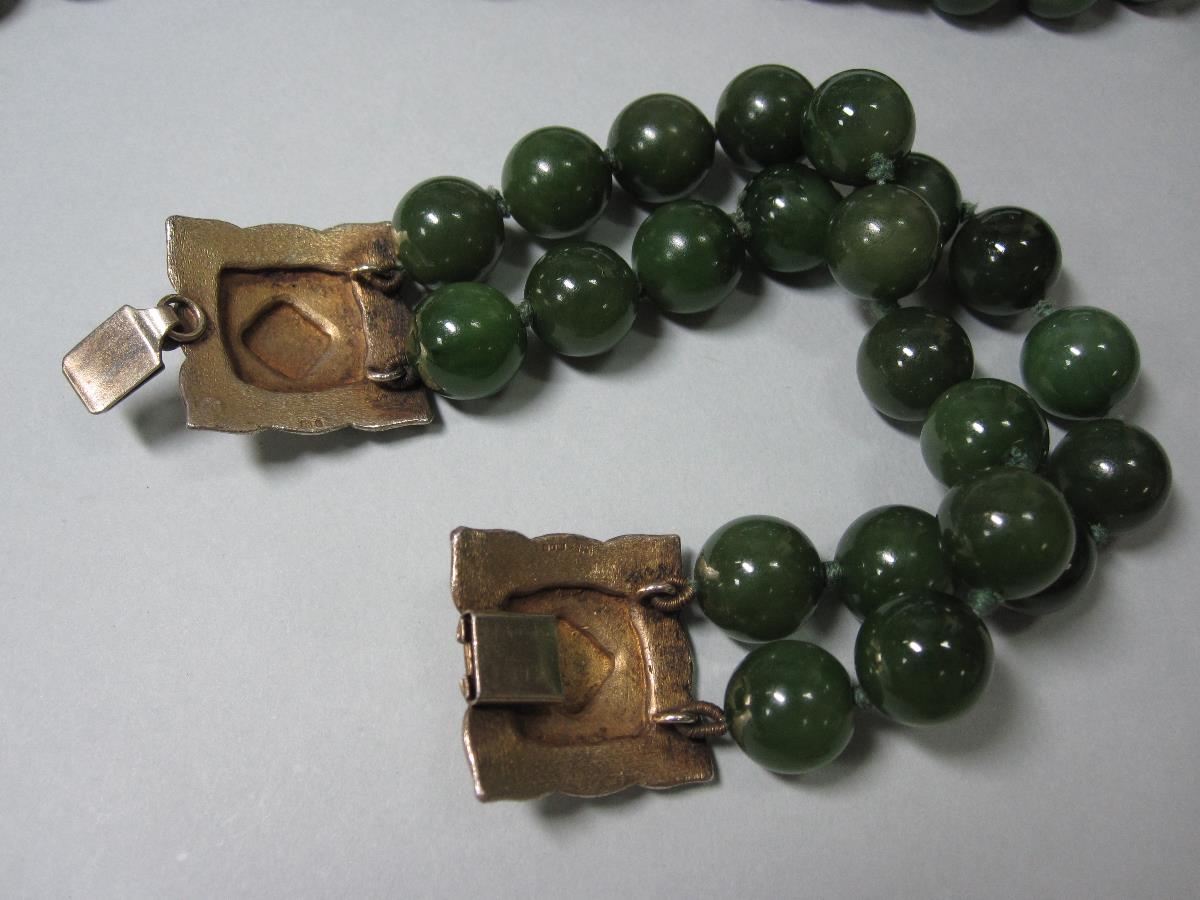 A nephrite jade bead suite with silver gilt fittings, the bracelet with a double row of 12-12.5mm - Bild 3 aus 7