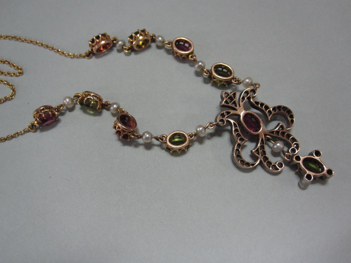 A late Victorian diamond, peridot and pink tourmaline necklace, the central focus an open scrolling - Bild 3 aus 4