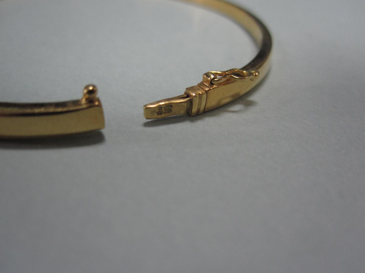 An 18ct gold and diamond hinged bangle, the plain narrow rectangular section bangle channel set to - Bild 3 aus 4