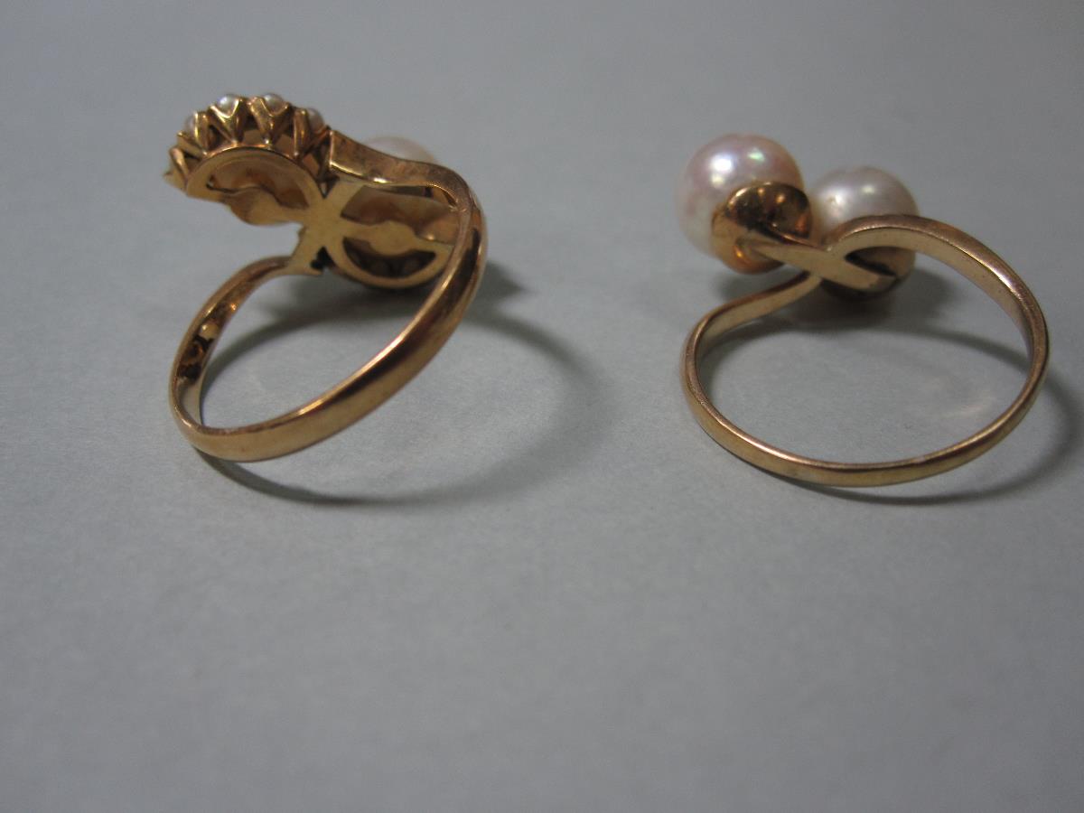 Two crossover pearl rings, the first a pearl and seed pearl ring with two 7.5mm pearls set in a - Image 3 of 7