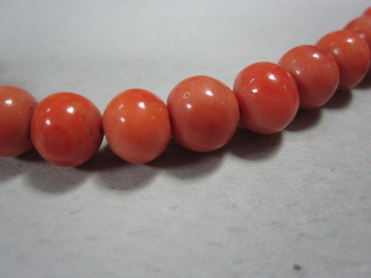 A small collection of coral jewellery, firstly a 9ct gold coral and seed pearl ring of asymmetric - Bild 2 aus 6