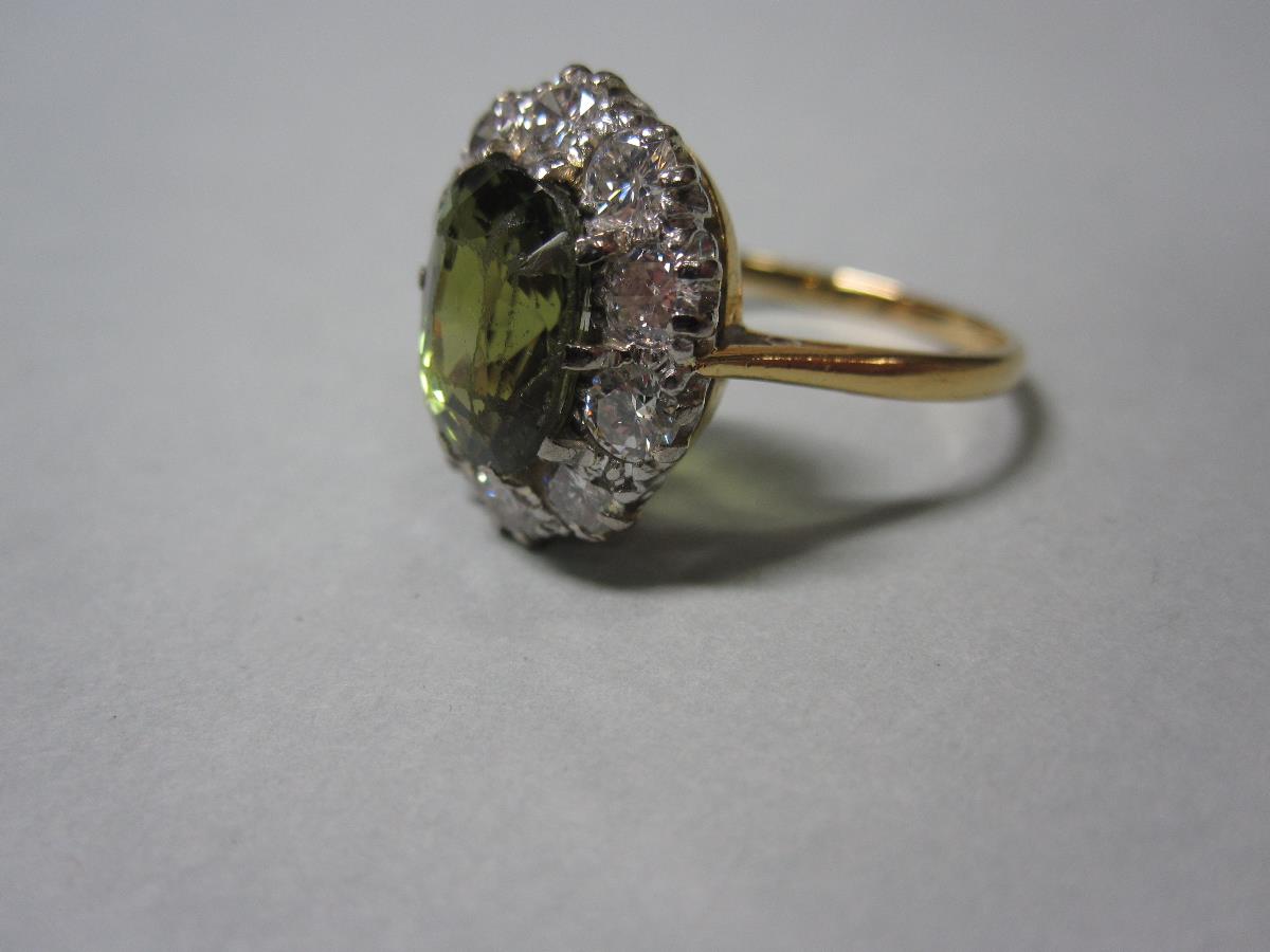 A green chrysoberyl and diamond cluster ring, the rectangular cushion cut intense yellowish-green - Bild 2 aus 5