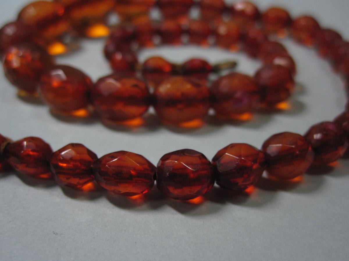 A vintage faceted amber bead necklace, the forty-one graduated oval harlequin faceted beads of - Bild 5 aus 5