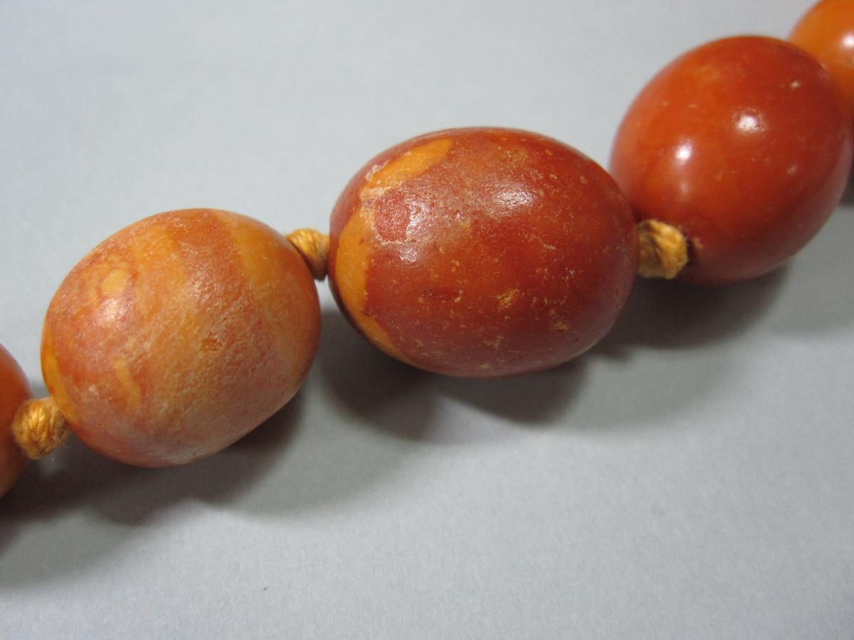 A vintage butterscotch amber bead necklace and another, the first of graduated 15-23mm long oval - Bild 2 aus 8