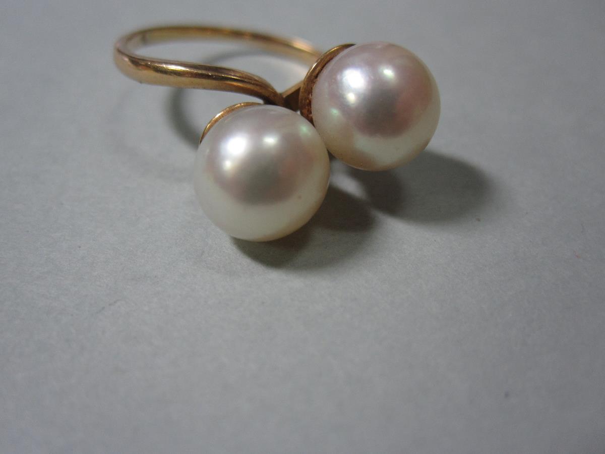 Two crossover pearl rings, the first a pearl and seed pearl ring with two 7.5mm pearls set in a - Image 6 of 7