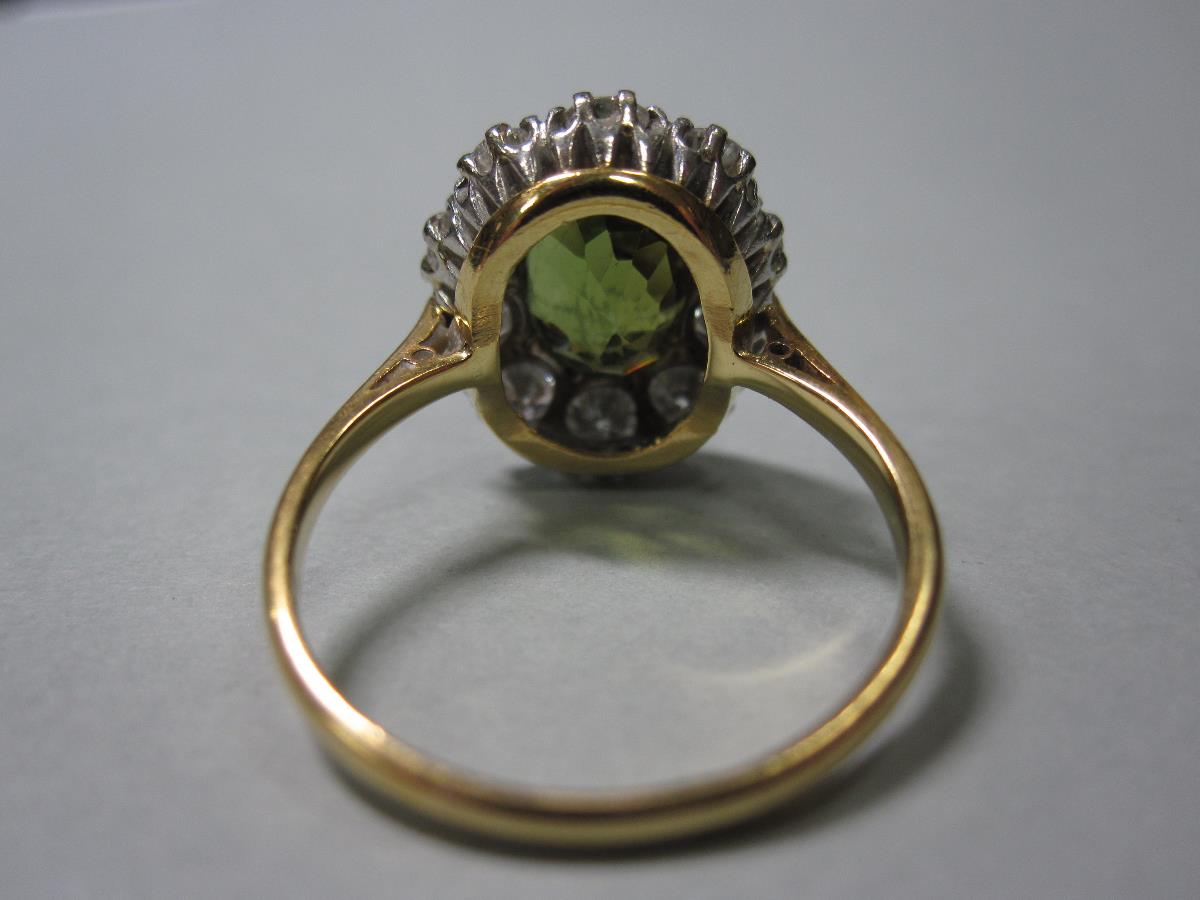 A green chrysoberyl and diamond cluster ring, the rectangular cushion cut intense yellowish-green - Bild 5 aus 5