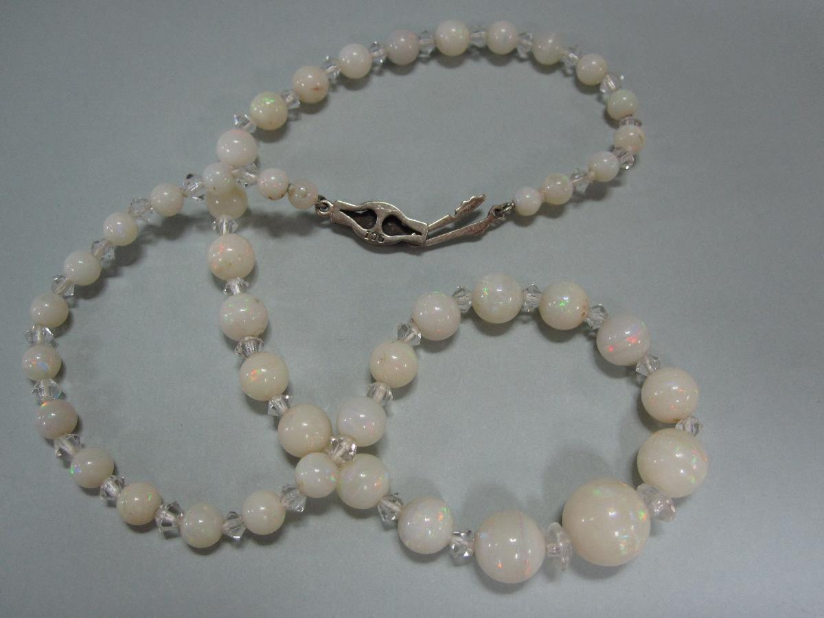 A graduated opal bead necklace, the 4-11mm round milky opal beads spaced principally by angled - Bild 2 aus 3