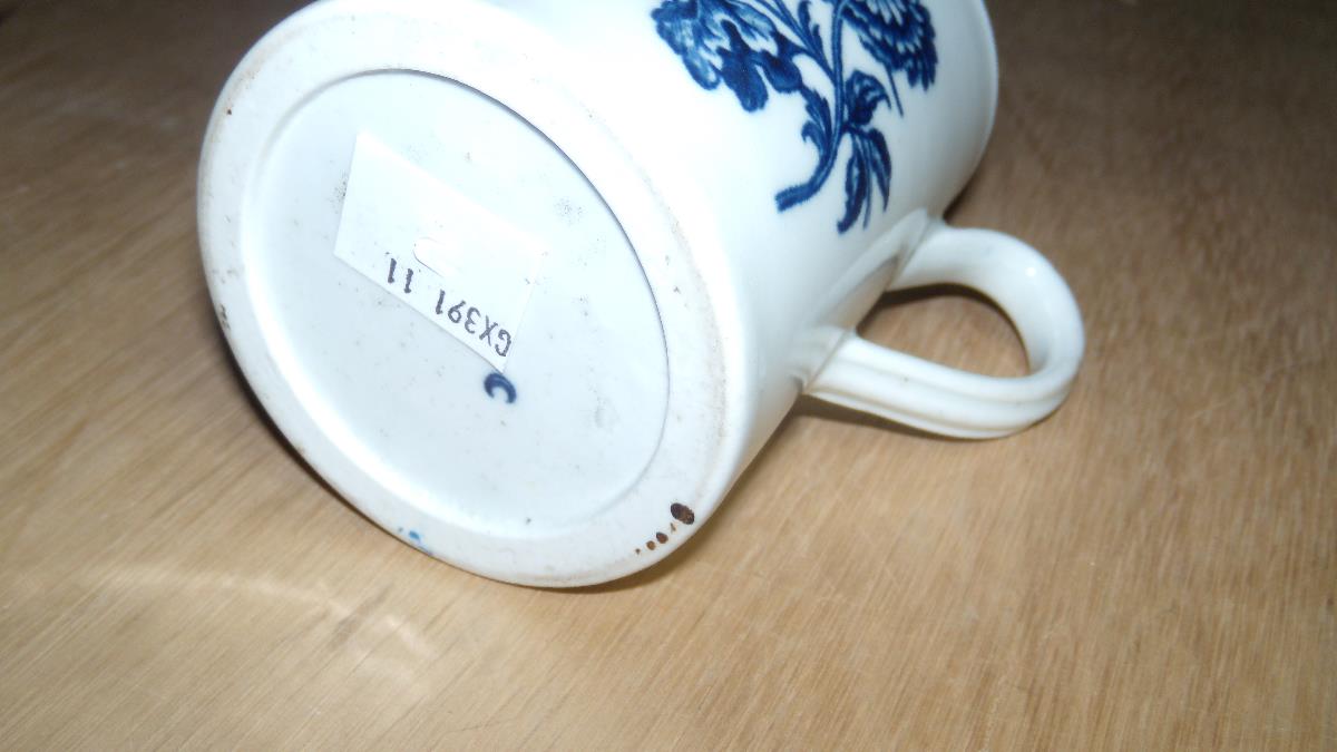An 18th century Worcester blue and white mug, the cylindrical sides printed with bunches of - Image 3 of 3