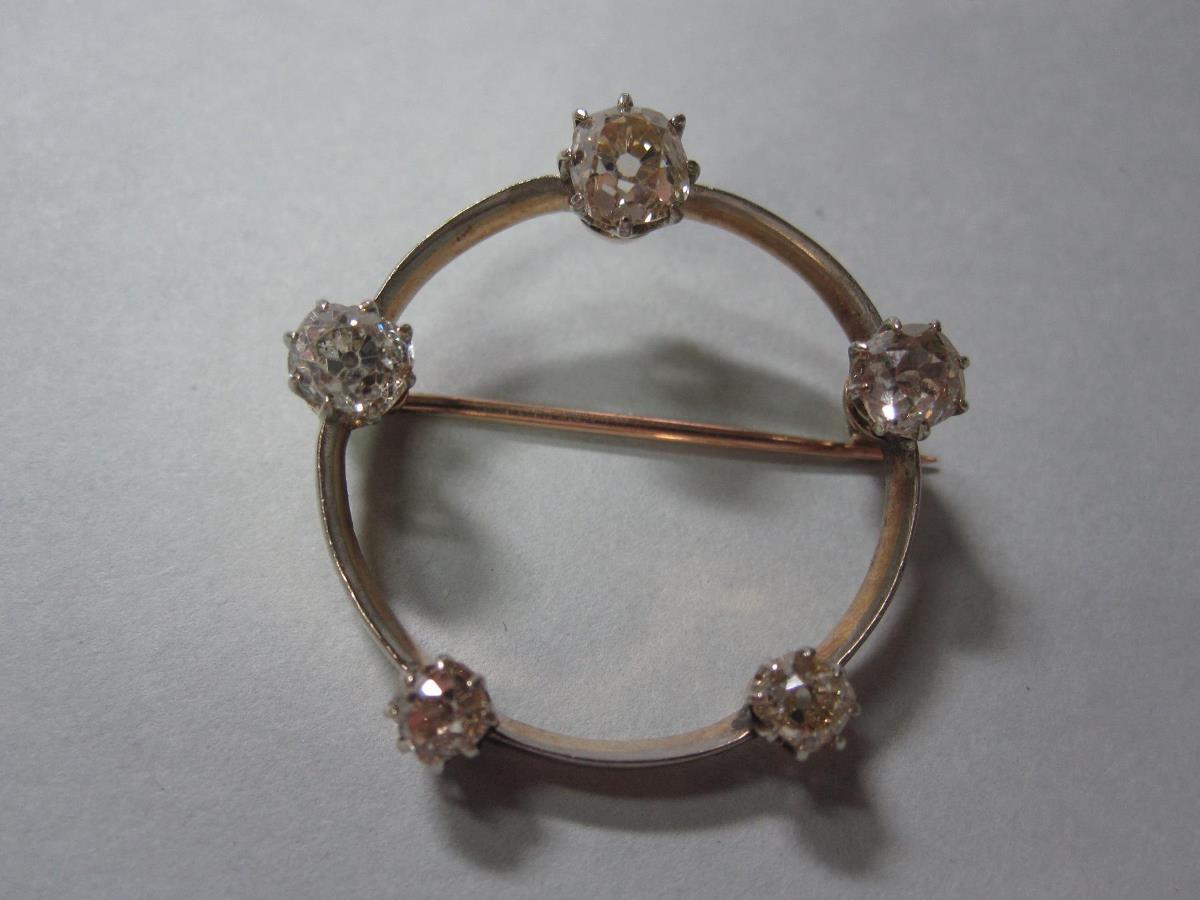 An old cut diamond hoop brooch, the knife edge 2.4cm diameter circlet claw set regularly with five - Bild 2 aus 4