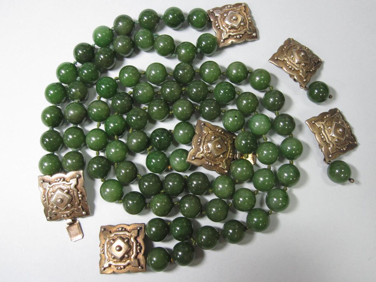 A nephrite jade bead suite with silver gilt fittings, the bracelet with a double row of 12-12.5mm - Bild 7 aus 7