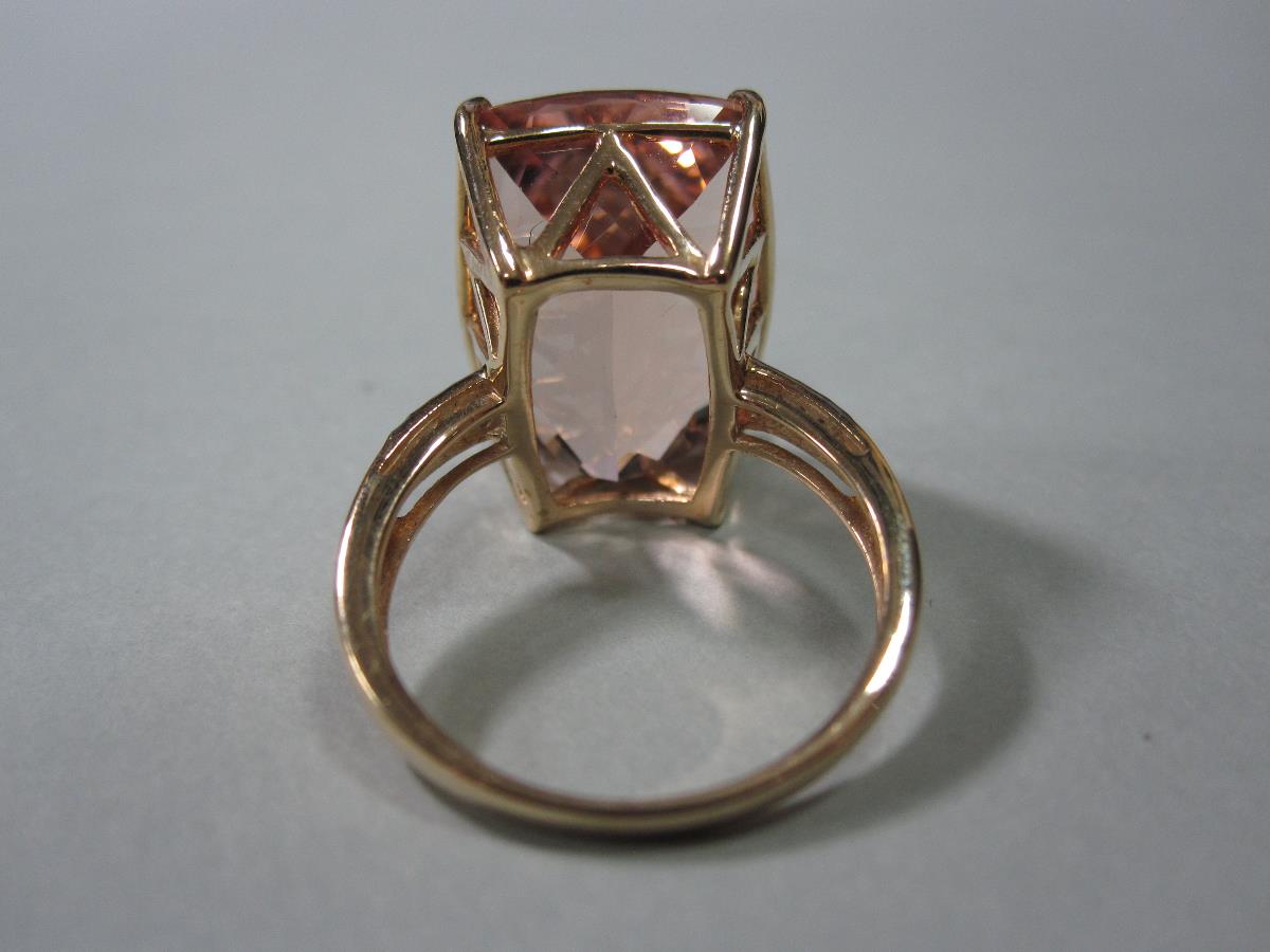 A morganite and diamond dress ring, the rectangular cushion shape harlequin cut morganite claw set - Bild 6 aus 6