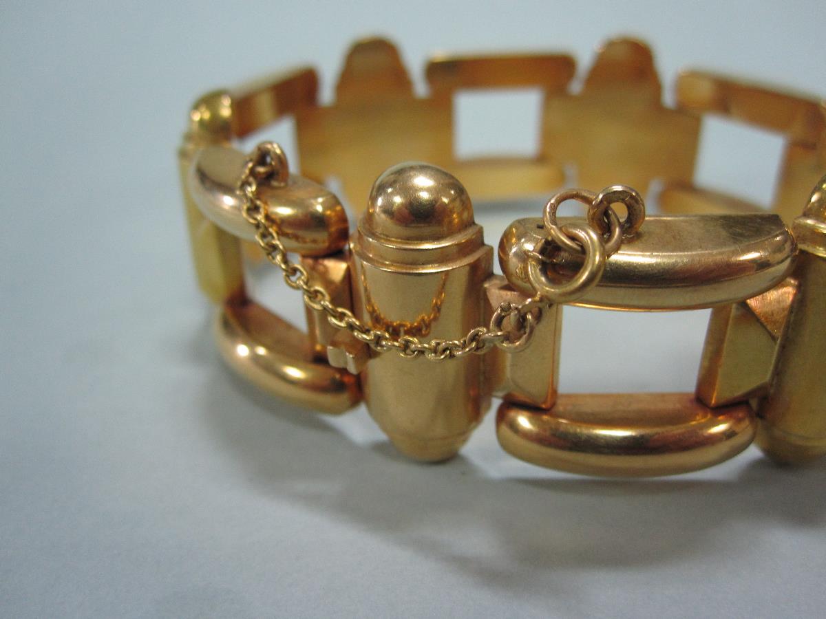 A 19ct gold chunky link bracelet, of bold geometric design with alternating open square and half - Bild 4 aus 5