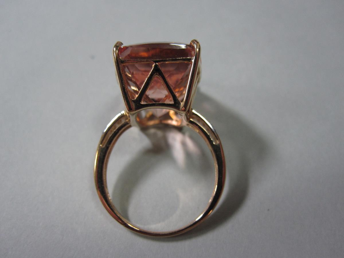 A morganite and diamond dress ring, the rectangular cushion shape harlequin cut morganite claw set - Bild 5 aus 6