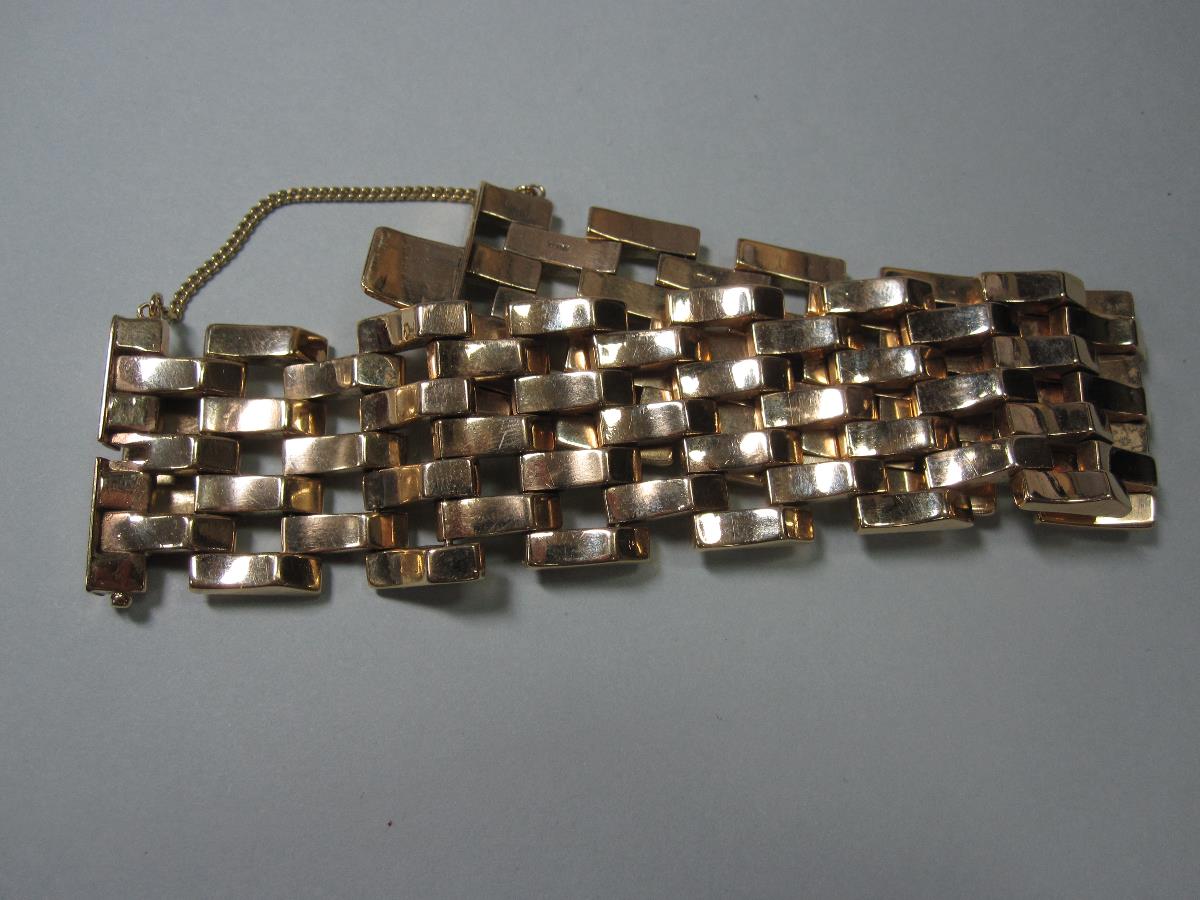 A substantial 9ct gold bricklink bracelet, with alternating stacks of polished shaped `bricks`, - Bild 5 aus 5