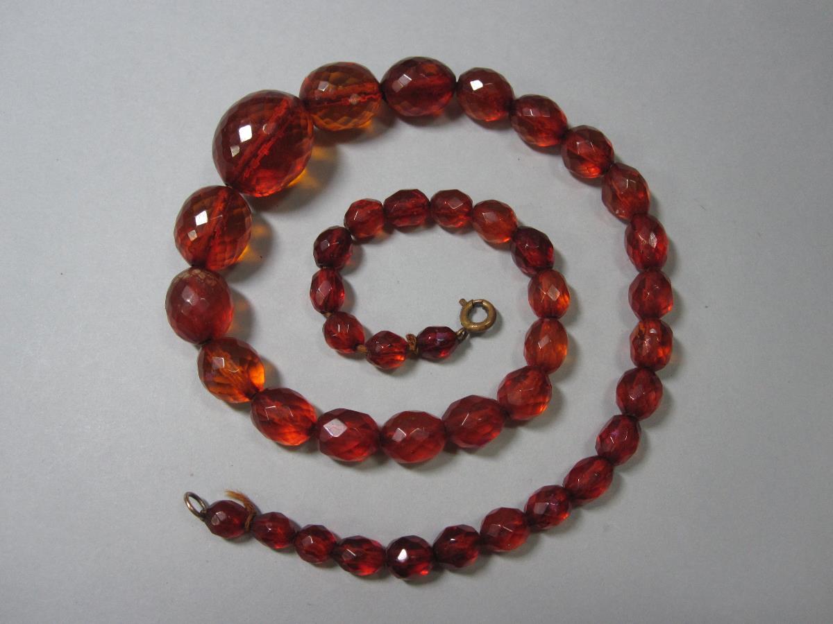 A vintage faceted amber bead necklace, the forty-one graduated oval harlequin faceted beads of - Bild 3 aus 5