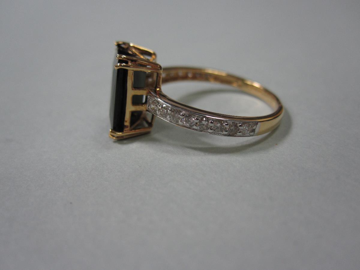 An 18ct gold green tourmaline and diamond ring, set with a scissor cut bottle green tourmaline in - Bild 5 aus 6