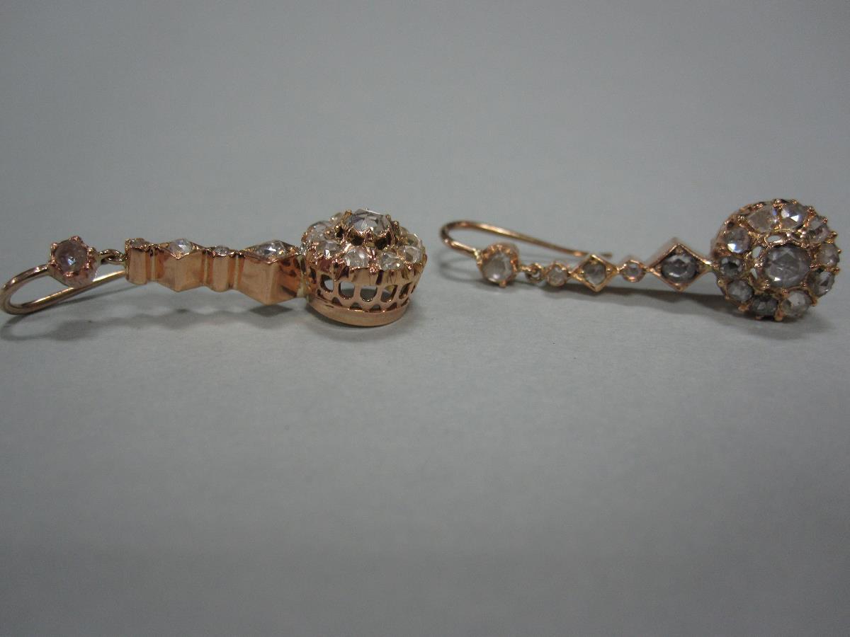 A pair of diamond pendant earrings, each hook headed by a rose cut diamond suspending a graduated - Bild 2 aus 3