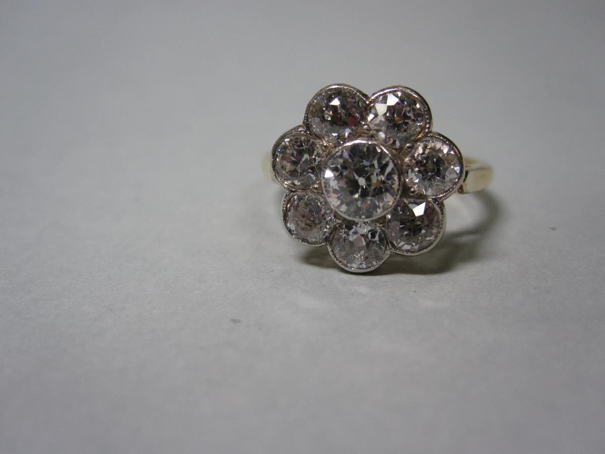 A diamond flowerhead cluster ring, composed of eight old round brilliant cut diamonds millegrain - Bild 2 aus 6