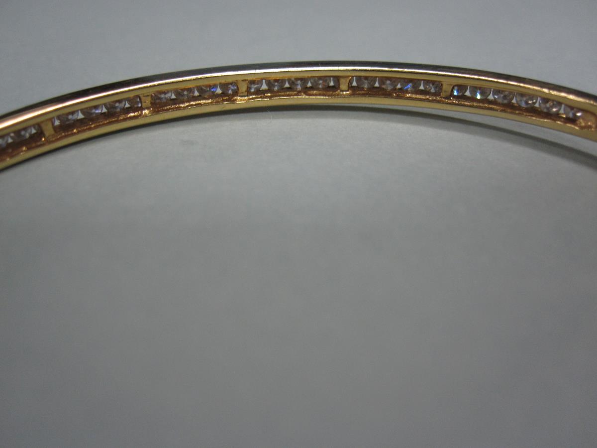 An 18ct gold and diamond hinged bangle, the plain narrow rectangular section bangle channel set to - Bild 2 aus 4