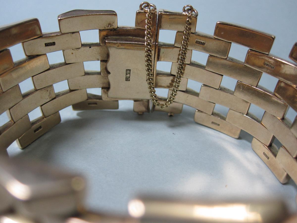 A substantial 9ct gold bricklink bracelet, with alternating stacks of polished shaped `bricks`, - Bild 3 aus 5