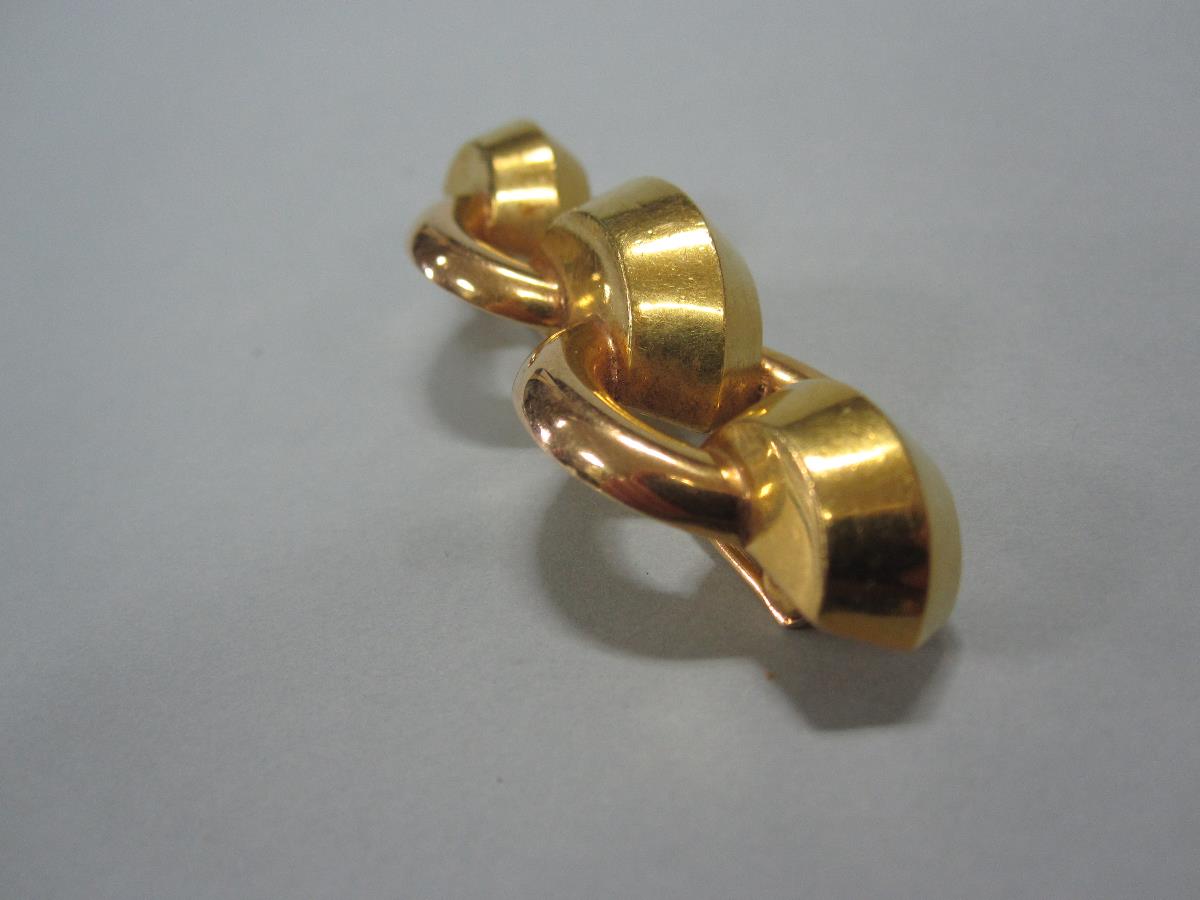 A 19ct gold `chain` link brooch, designed as two chunky ring hoops joined by three angular half - Bild 4 aus 4