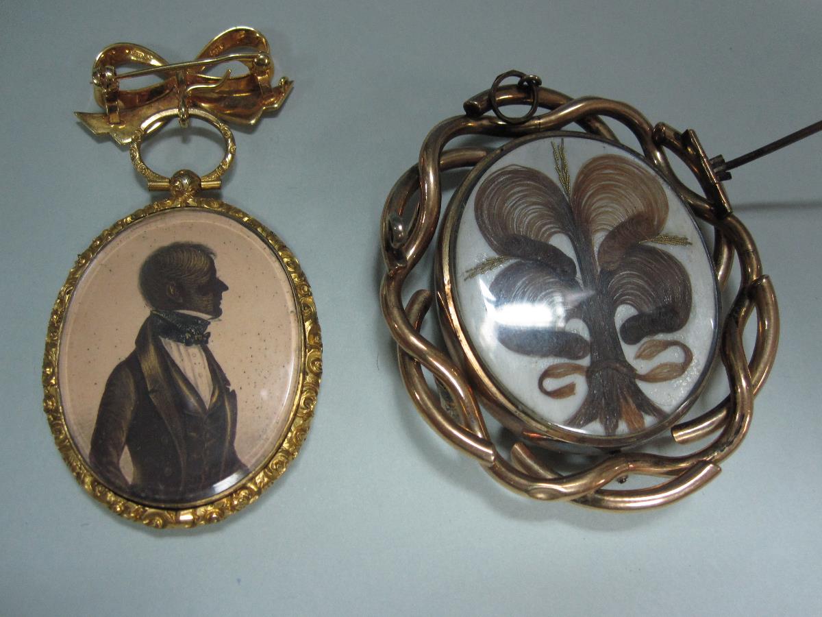 A double sided silhouette pendant circa 1840 together with a later Victorian miniature portrait and - Bild 2 aus 6