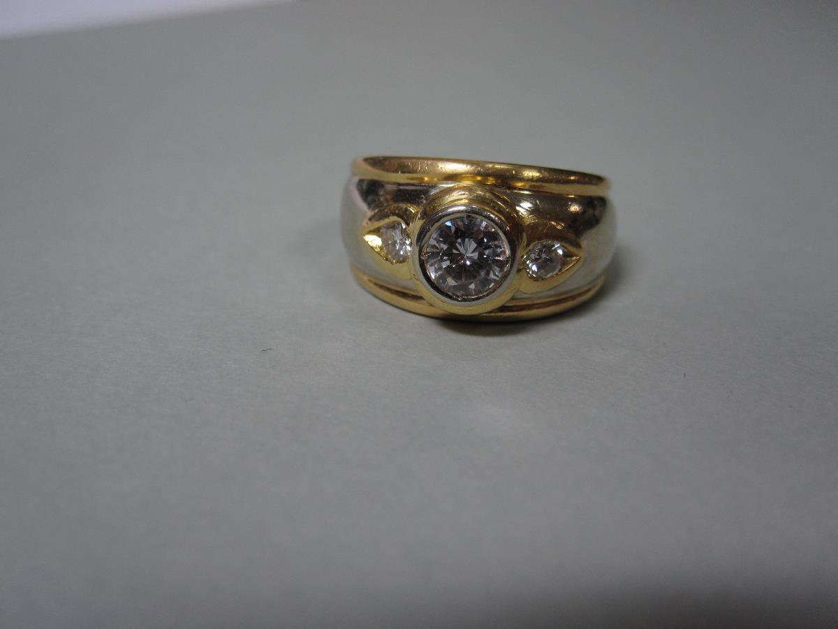 A contemporary diamond ring, collet set to the centre with a round brilliant cut diamond flanked by - Bild 6 aus 6