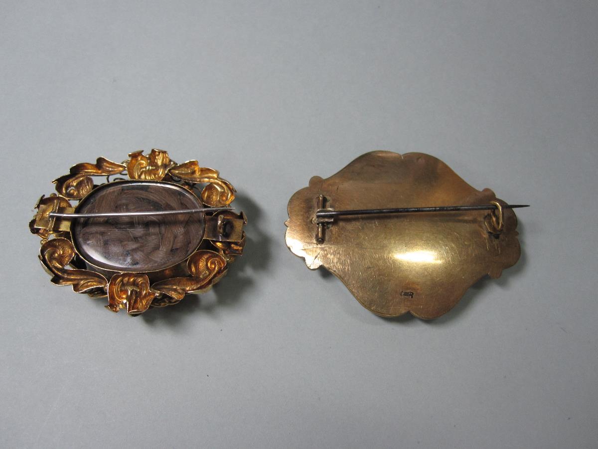 Two bold Victorian brooches, the first with a large oval cut light gold citrine in a pierced, - Bild 2 aus 5