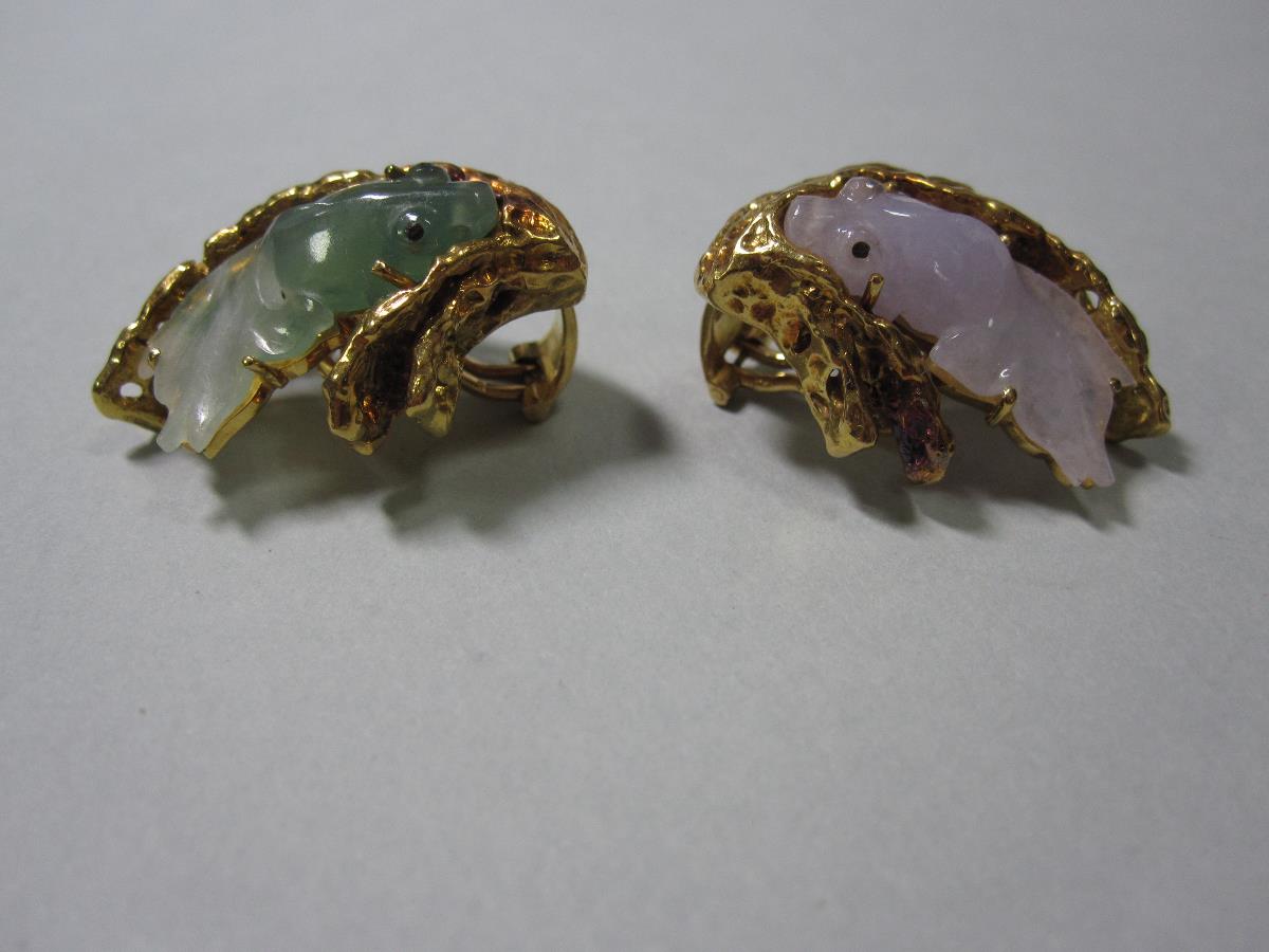 A pair of 18ct gold and carved jade earclips, each designed as a swimming fantail goldfish, one of - Bild 3 aus 5