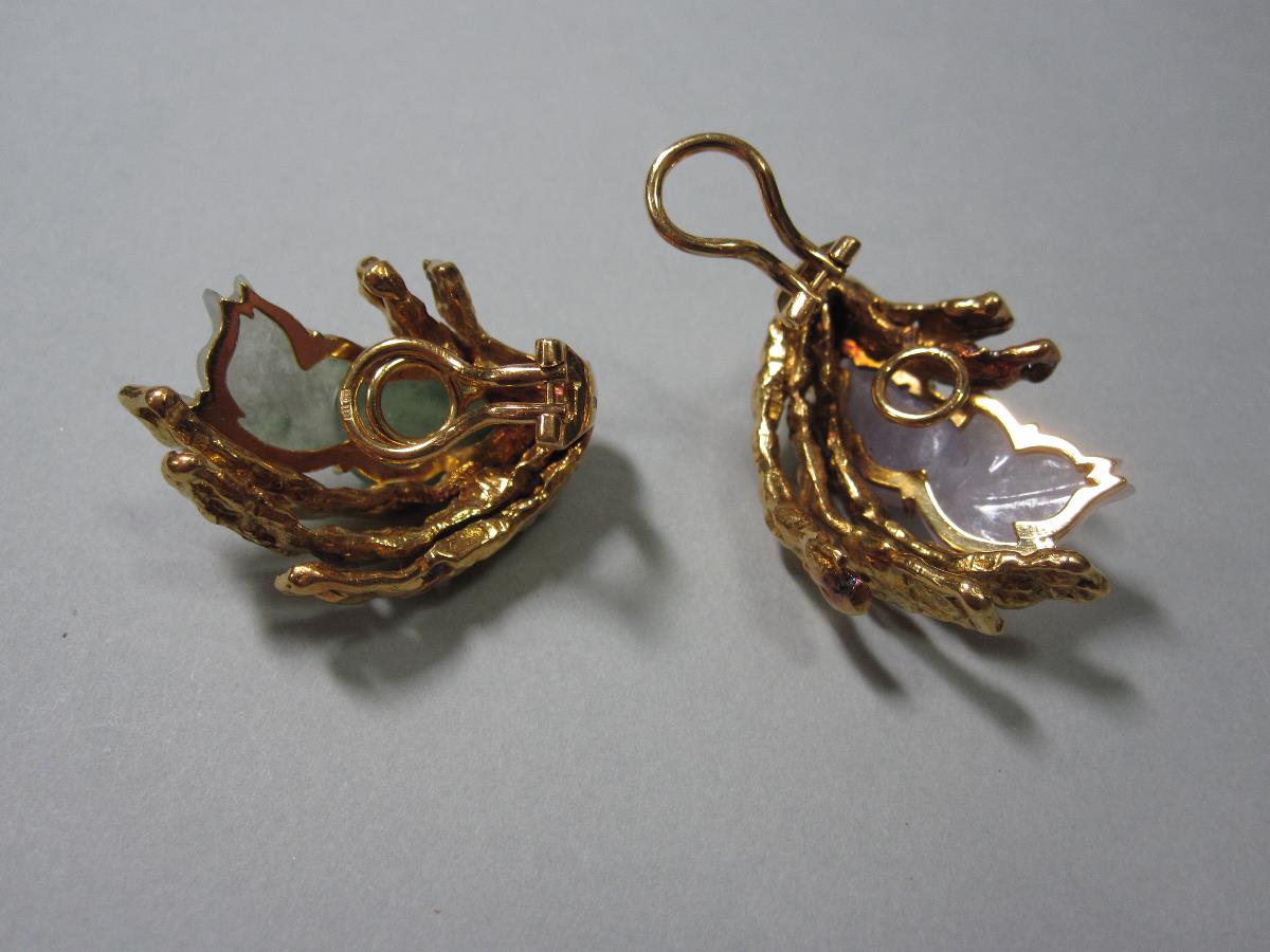 A pair of 18ct gold and carved jade earclips, each designed as a swimming fantail goldfish, one of - Bild 5 aus 5