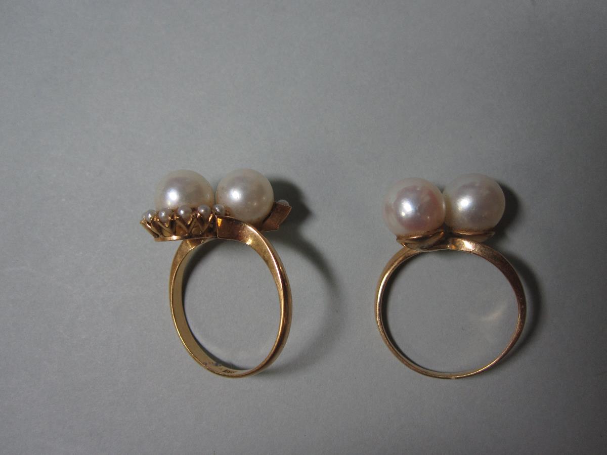 Two crossover pearl rings, the first a pearl and seed pearl ring with two 7.5mm pearls set in a - Bild 4 aus 7