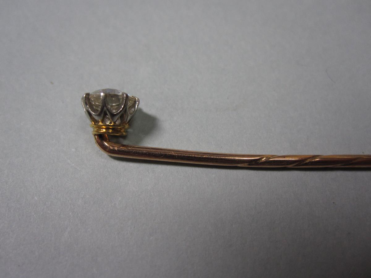 A cased diamond stick pin, the head of the pin claw set with a single old round brilliant cut - Bild 3 aus 3