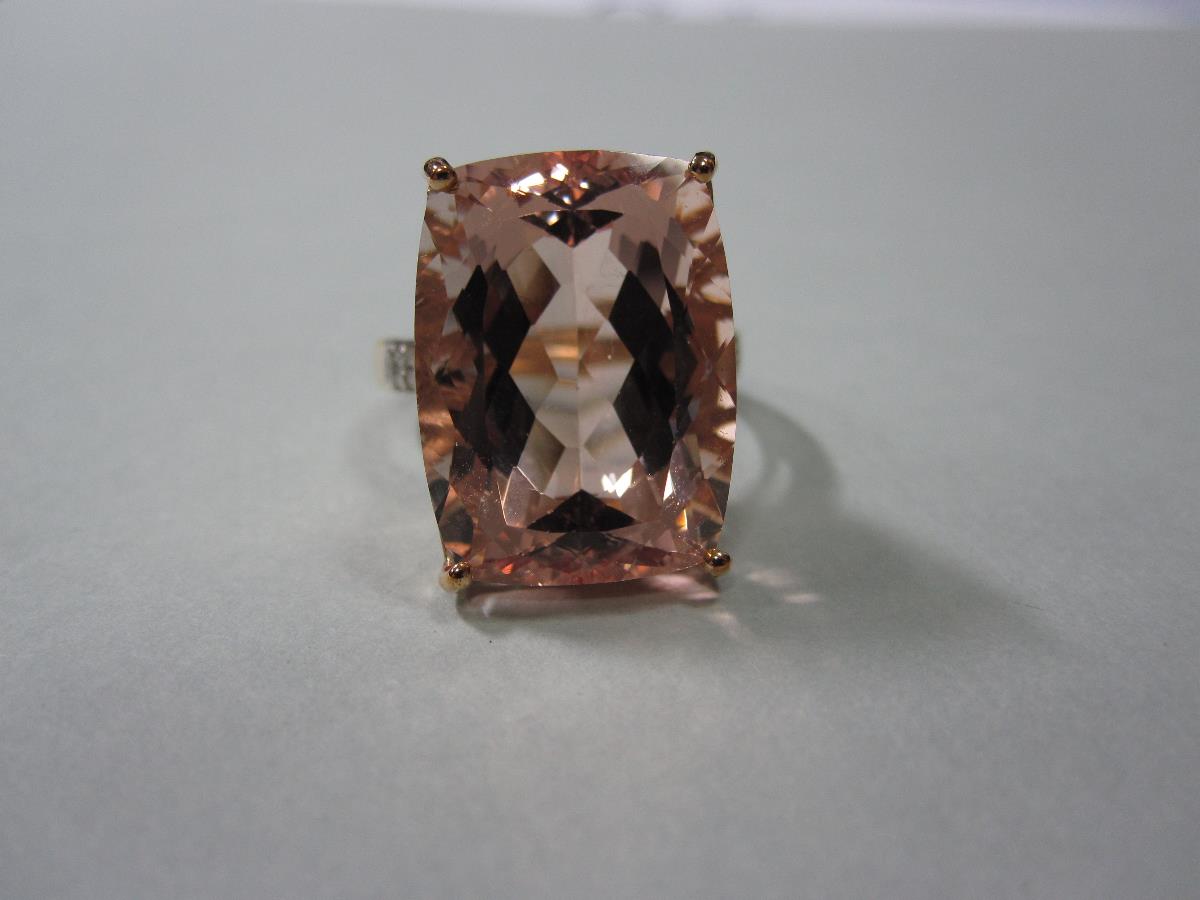 A morganite and diamond dress ring, the rectangular cushion shape harlequin cut morganite claw set - Bild 3 aus 6