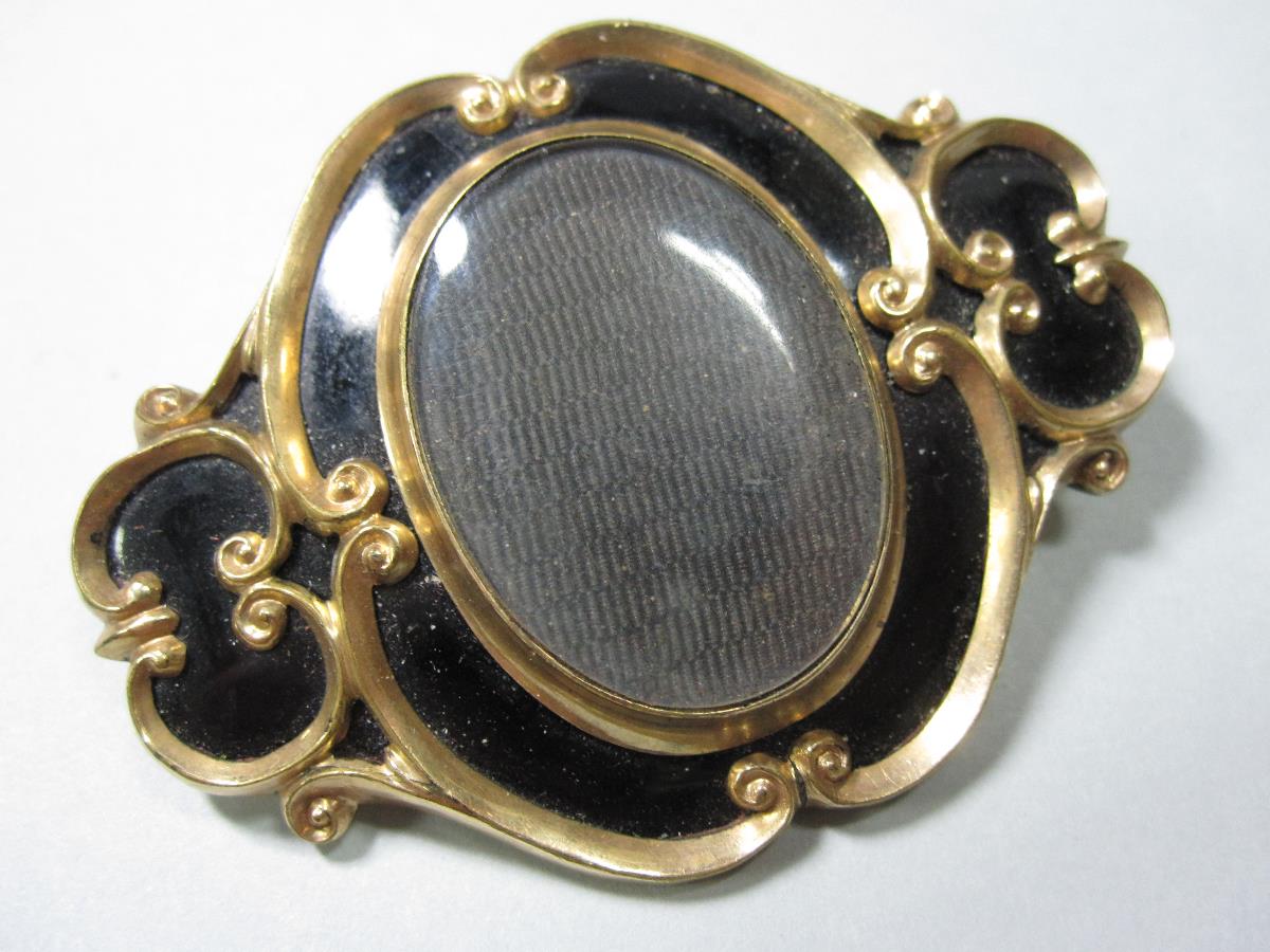 Two bold Victorian brooches, the first with a large oval cut light gold citrine in a pierced, - Bild 5 aus 5