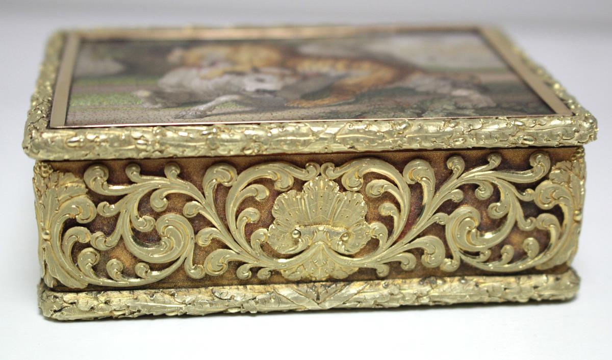 An 18ct gold cage work decorated snuff box, by Alexander J Strachan, London 1808, the cover inset - Image 5 of 9
