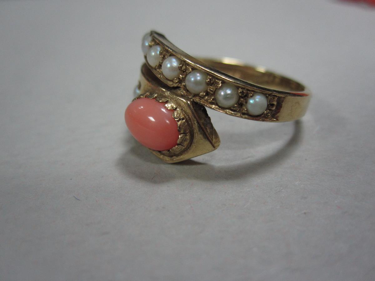 A small collection of coral jewellery, firstly a 9ct gold coral and seed pearl ring of asymmetric - Bild 6 aus 6