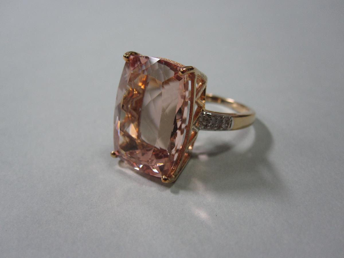 A morganite and diamond dress ring, the rectangular cushion shape harlequin cut morganite claw set - Bild 2 aus 6