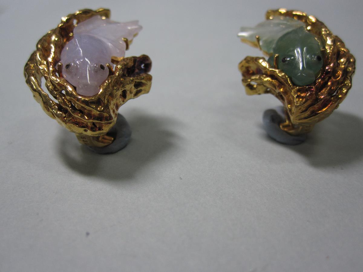 A pair of 18ct gold and carved jade earclips, each designed as a swimming fantail goldfish, one of - Bild 2 aus 5