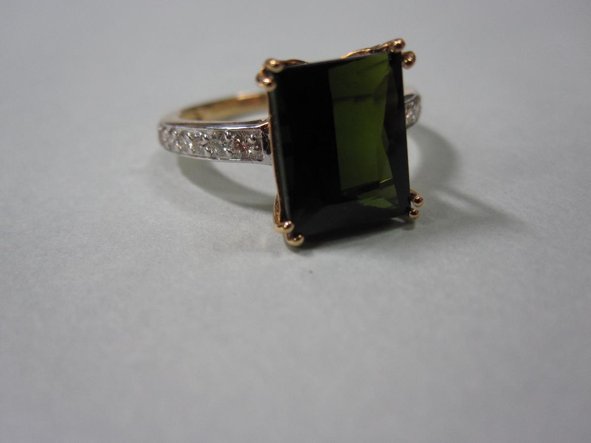 An 18ct gold green tourmaline and diamond ring, set with a scissor cut bottle green tourmaline in - Bild 3 aus 6